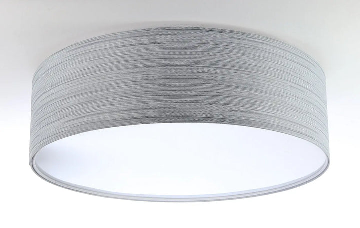 Plafonnier rond mesh gris avec abat-jour en tissu gris texturé et finition textile intérieure blanche