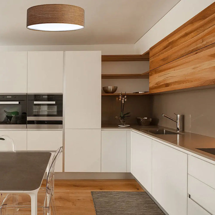 Plafonnier rond mesh marron avec texture en bois tissé naturel et centre lumineux blanc éclatant marron apporte chaleur