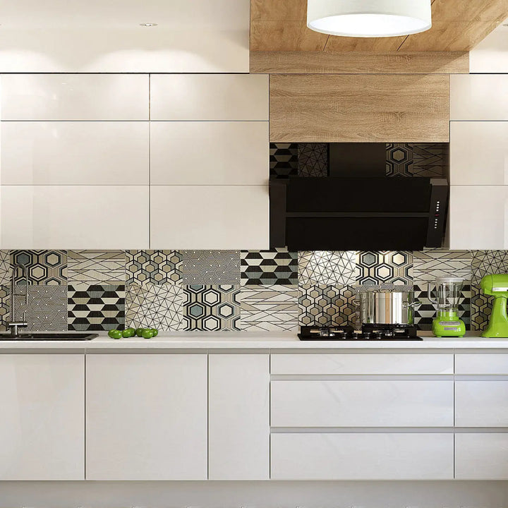 Plafonnier rond mesh en tissu vanille installé dans une cuisine moderne avec meuble blanc et mixer vert vif