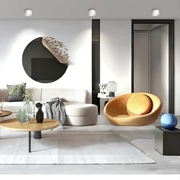 Luminaire plafonnier trigo avec saillie orientable et éclairage led ajustable dans un fauteuil tressé doré moderne