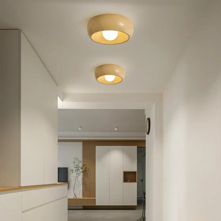 Luminaire plafonnier ceily en bois naturel avec finition bois naturel chaud et éclairage encastré lisse