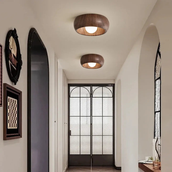 Luminaire plafonnier ceily avec deux lampes rondes en finition bois naturel diffusant une lumière douce et chaleureuse