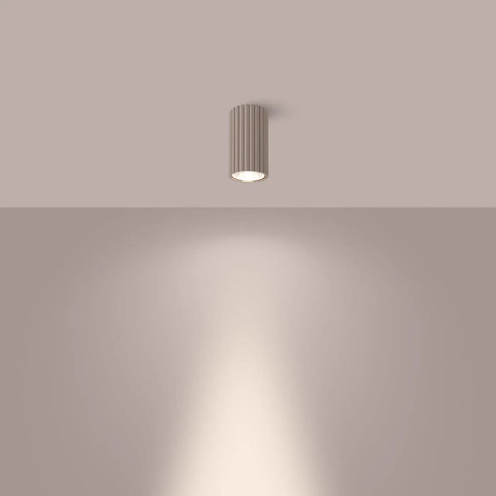 Luminaire plafonnier ivar taupe avec abat-jour modernes rainurés et design expressif pour confort d’utilisation