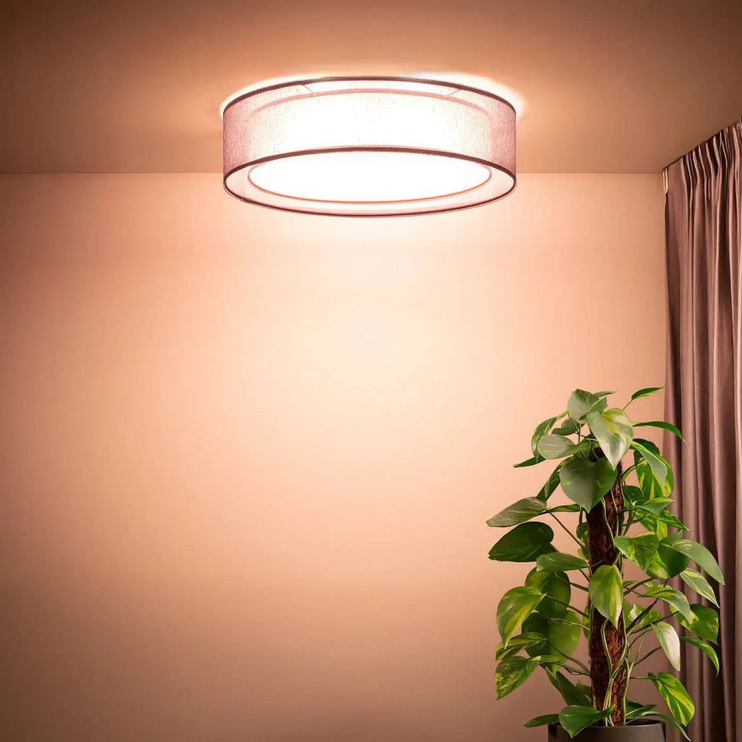 Luminaire plafonnier violet design rond avec abat-jour en tissu texturé et éclairage doux et chaleureux