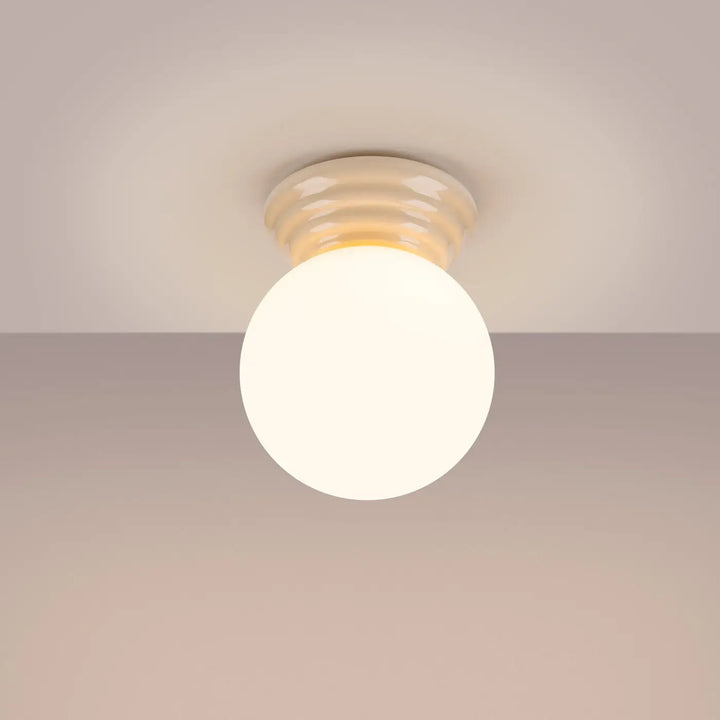 Plafonnier zori beige en céramique crème avec globe en verre dépoli pour une lampe zori à belles qualités esthétiques