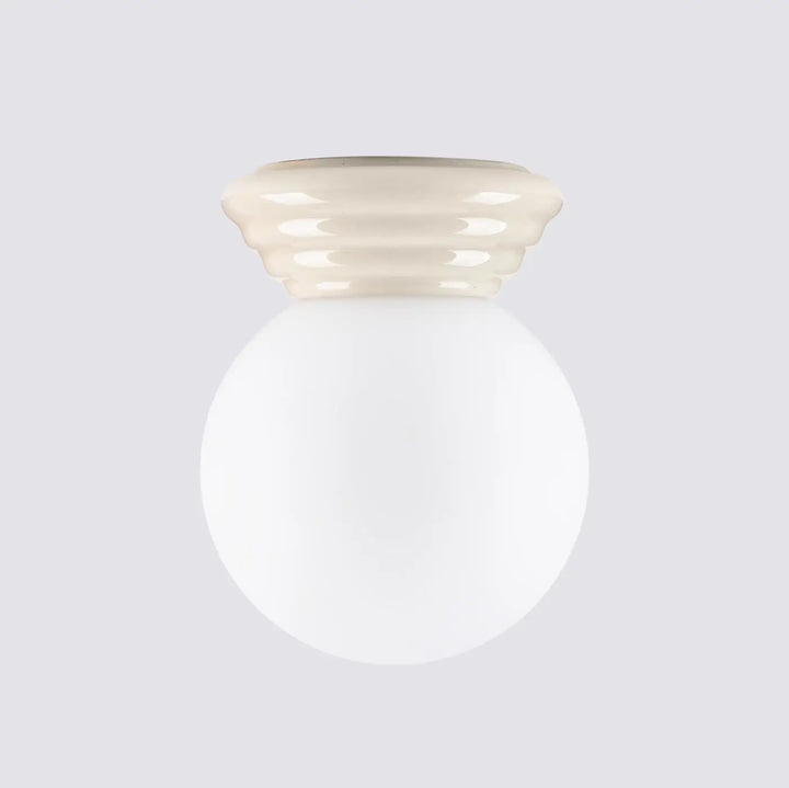 Lampe zori plafonnier beige en céramique avec globe en verre dépoli et col décoratif strié pour belle décoration et qualités esthétiques