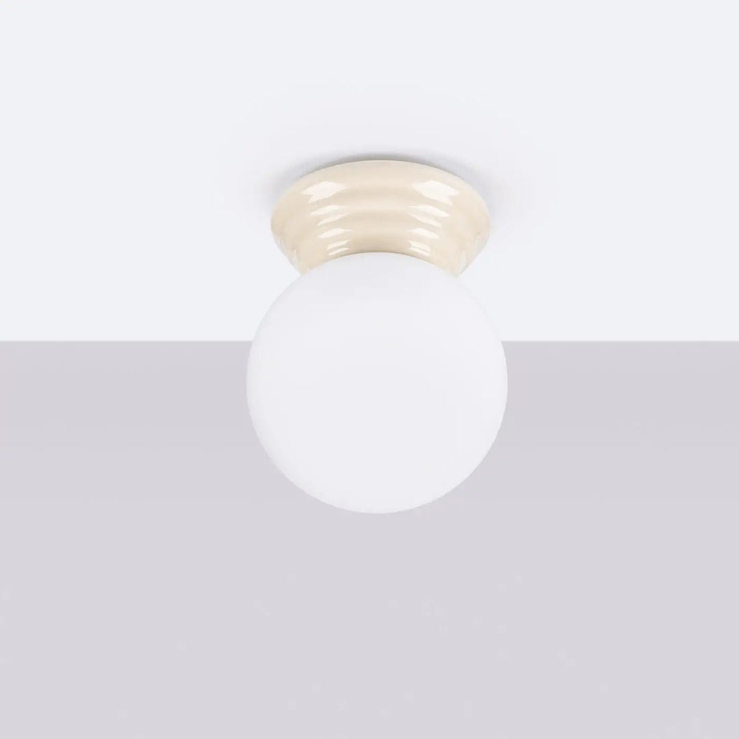 Plafonnier zori beige en céramique crème avec globe en verre dépoli idéal pour une belle décoration aux qualités esthétiques