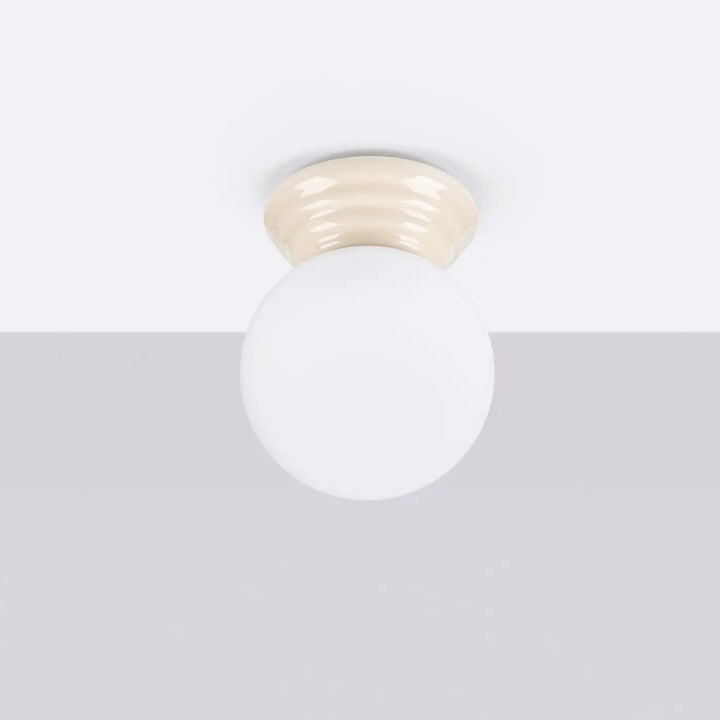 Plafonnier zori beige en céramique crème avec globe en verre dépoli idéal pour une belle décoration aux qualités esthétiques