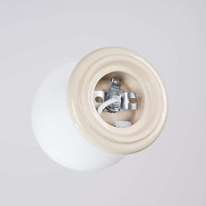 Lampe zori plafonnier beige en céramique crème avec douille métallique et cordon blanc pour belle décoration et qualités esthétiques ip44