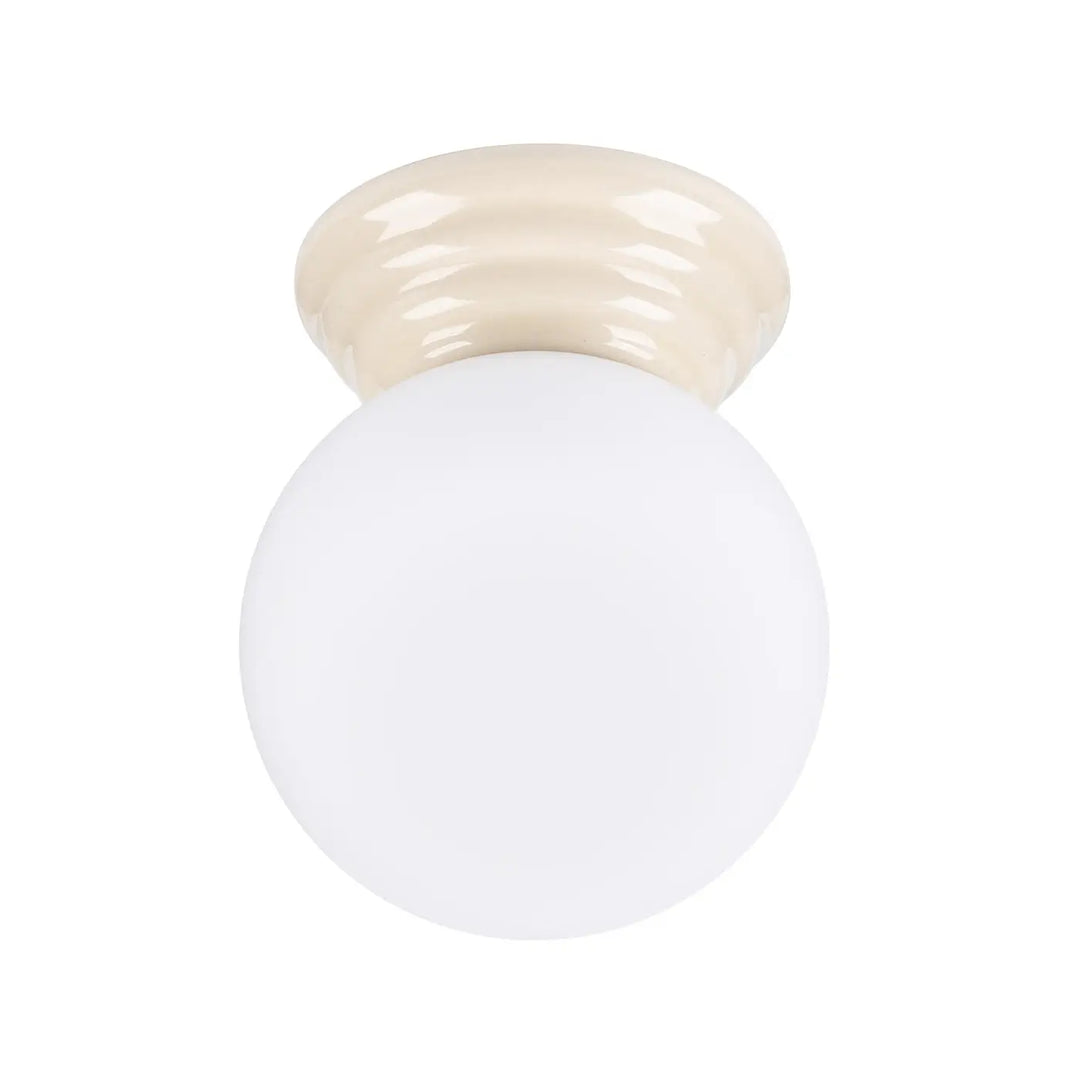 Plafonnier zori beige en céramique crème avec globe en verre dépoli pour une belle décoration et qualités esthétiques ip44