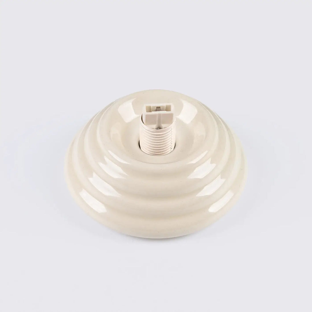 Plafonnier zori beige en céramique créme avec conception à rainures concentriques et douille filetée, lampe zori belle décoration