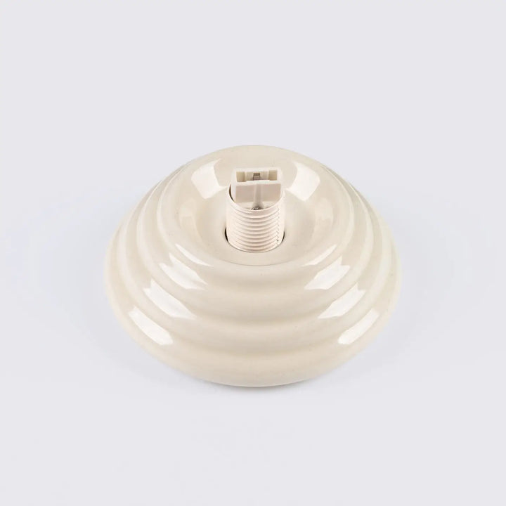 Plafonnier zori beige en céramique créme avec conception à rainures concentriques et douille filetée, lampe zori belle décoration