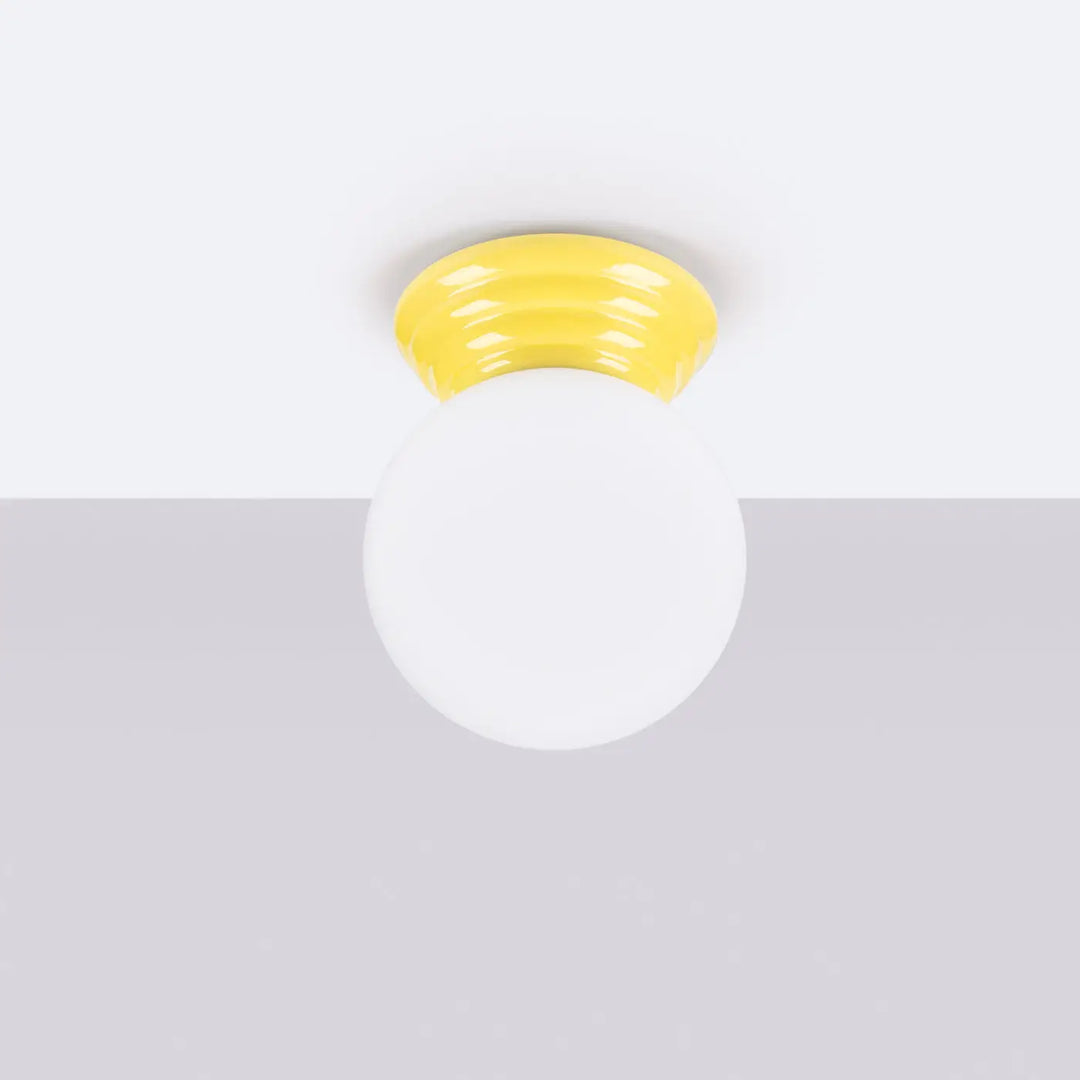 Plafonnier zori jaune en céramique nervurée avec globe en verre blanc givré, lampe zori offrant belle décoration et qualités esthétiques