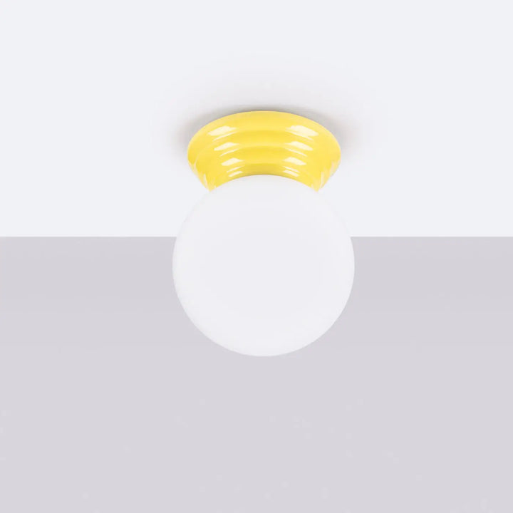 Plafonnier zori jaune en céramique nervurée avec globe en verre blanc givré, lampe zori offrant belle décoration et qualités esthétiques