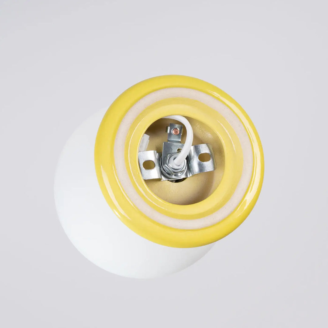 Plafonnier zori jaune avec douille en céramique blanche et contacts métalliques pour belle décoration fiable