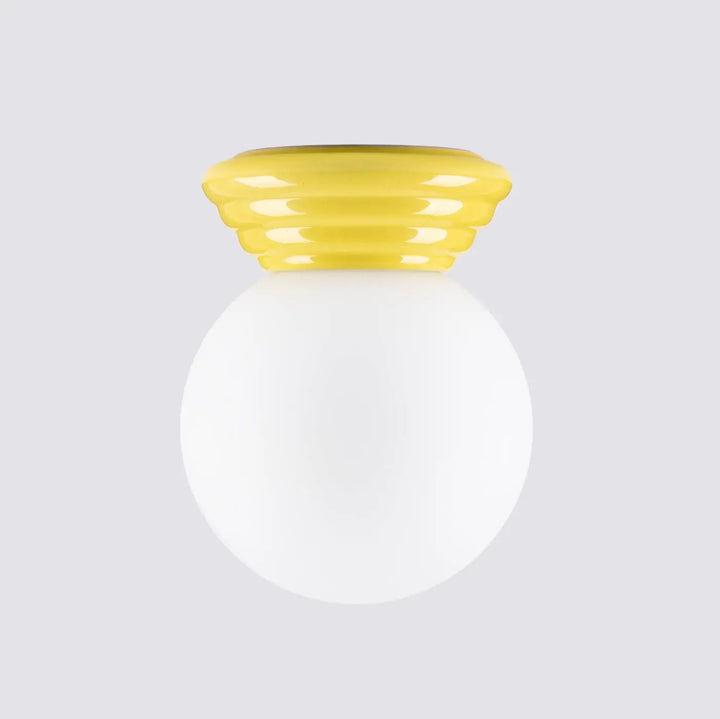 Plafonnier zori jaune avec abat-jour en verre sphérique blanc et dessus nervuré brillant pour belle décoration