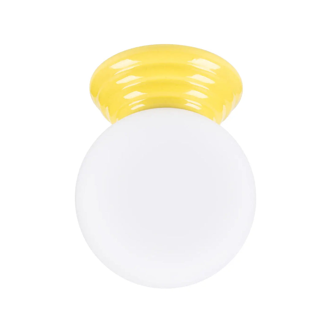 Plafonnier zori jaune en céramique avec globe en verre dépoli blanc offrant une belle décoration et des qualités esthétiques
