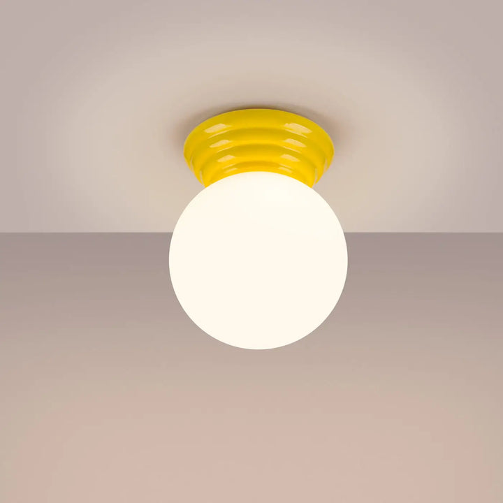 Plafonnier zori jaune avec globe en verre dépoli, lampe zori alliant belle décoration et qualités esthétiques ip44