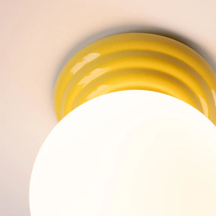 Plafonnier zori jaune avec globe en verre dépoli blanc et finition nervurée brillante pour belle décoration