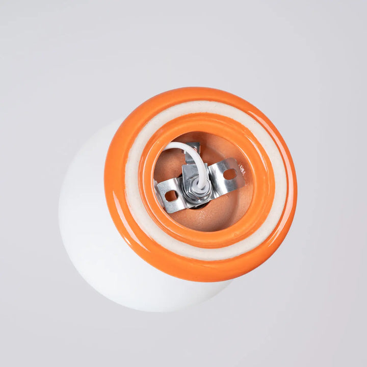Base de lampe zori orange et blanche en céramique avec contacts métalliques pour belle décoration aux qualités esthétiques