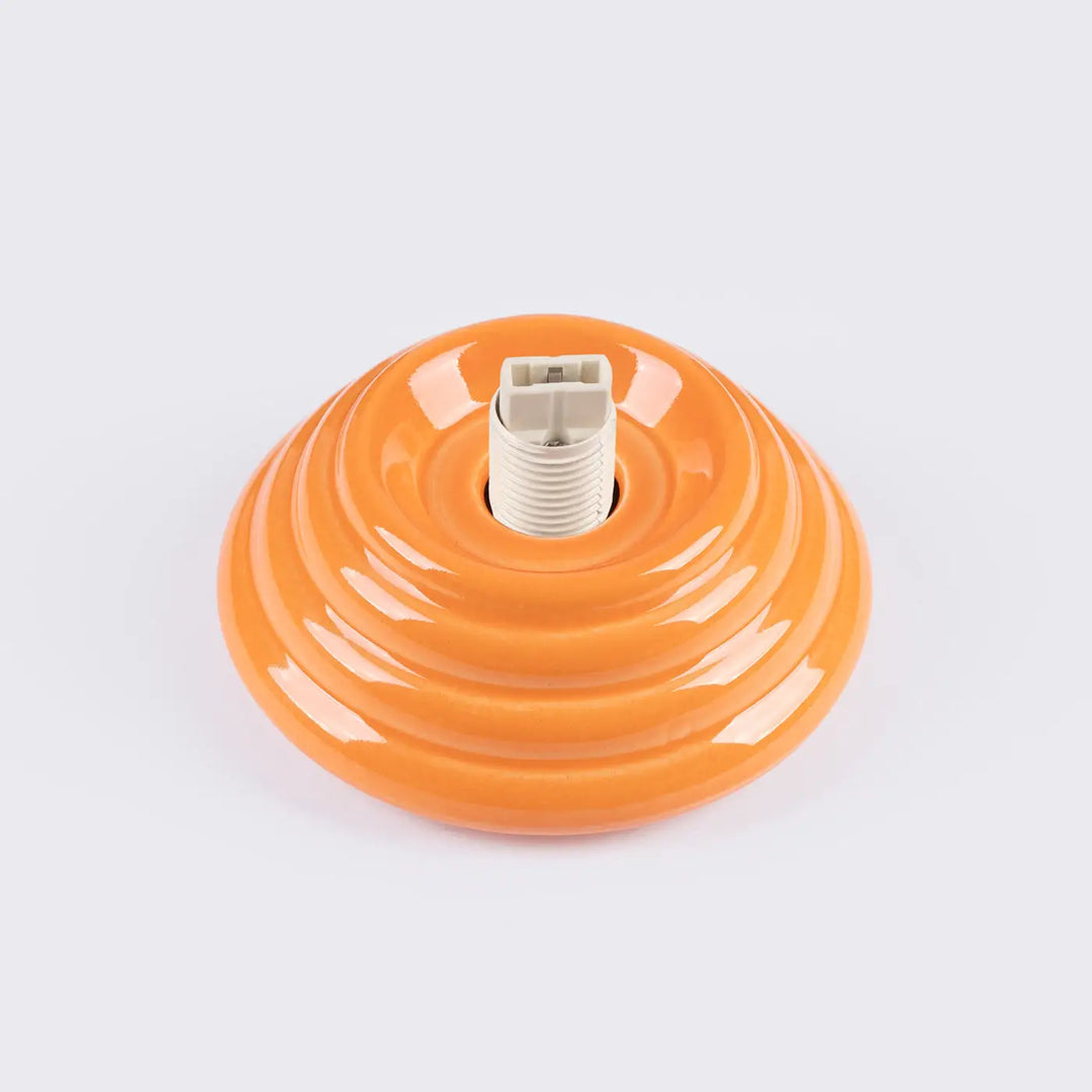 Plafonnier zori orange en céramique avec base rainurée concentrique et socket fileté pour une belle décoration et qualités esthétiques
