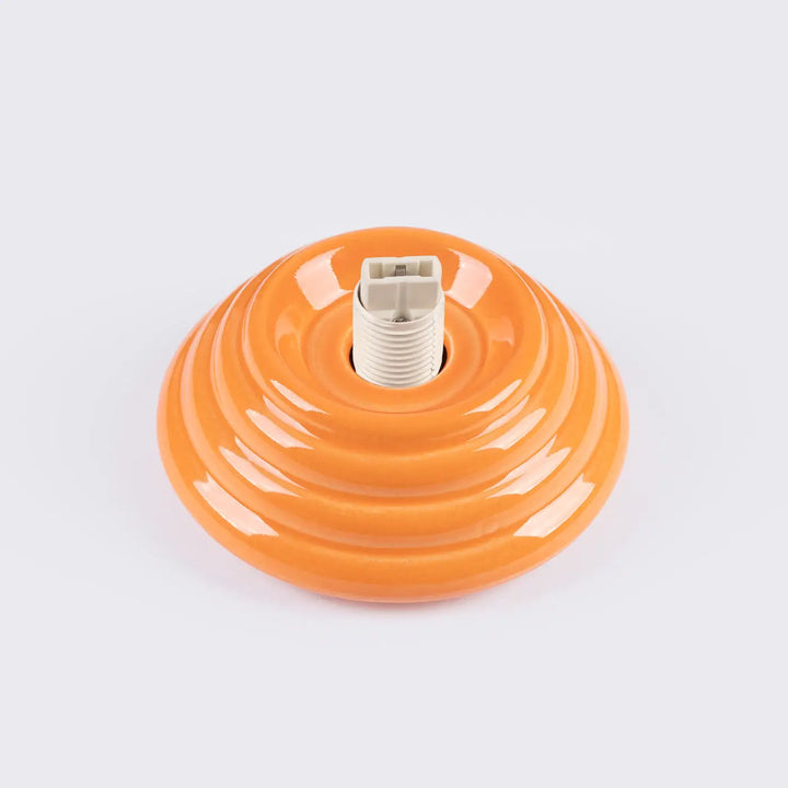 Plafonnier zori orange en céramique avec base rainurée concentrique et socket fileté pour une belle décoration et qualités esthétiques