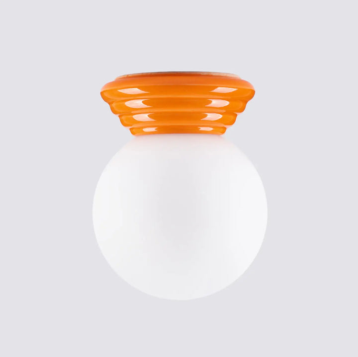 Plafonnier zori orange avec abat-jour en verre blanc et chapeau supérieur nervuré orange pour belle décoration et qualités esthétiques