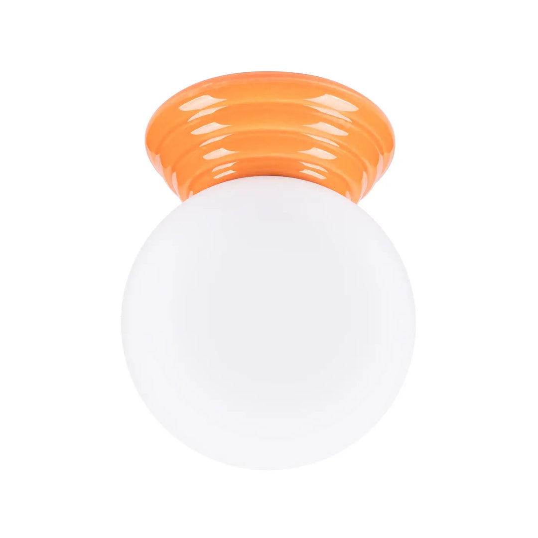Plafonnier zori orange avec globe sphérique blanc givré en verre côtelé pour belle décoration aux qualités esthétiques