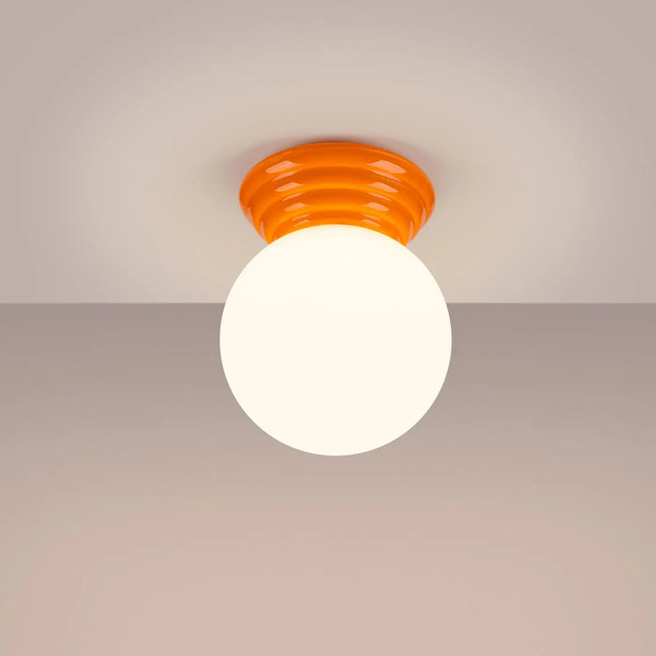 Plafonnier zori orange avec lampe zori à bulbe sphérique blanc givré pour une belle décoration et qualités esthétiques