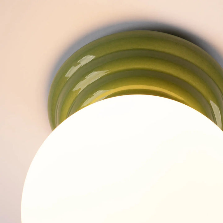 Plafonnier zori vert en céramique olive avec design concentrique rainuré offrant une belle décoration et qualités esthétiques