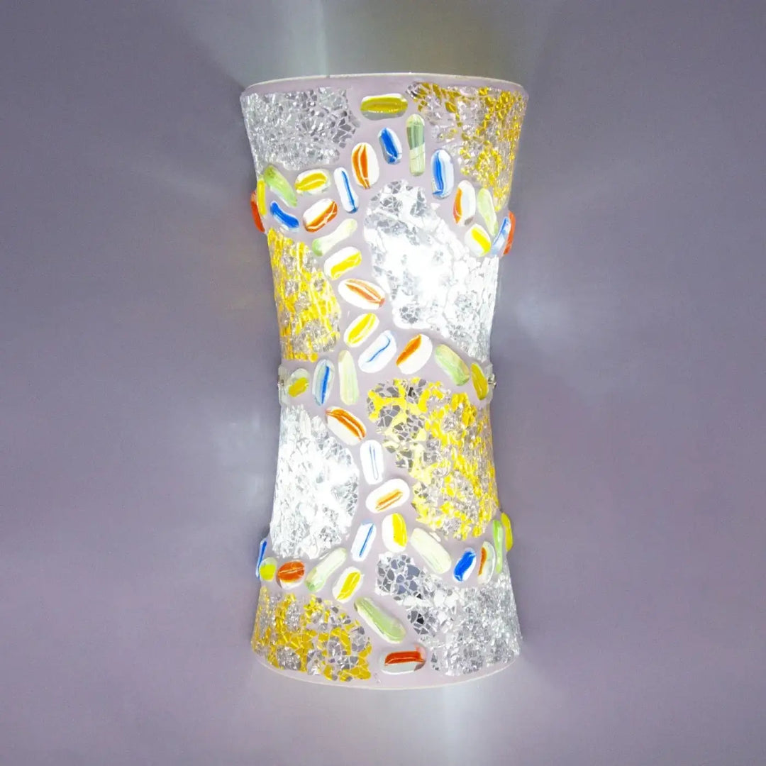 Applique murale cylindrique en verre translucide avec mosaïque de perles colorées sur fond argenté craquelé