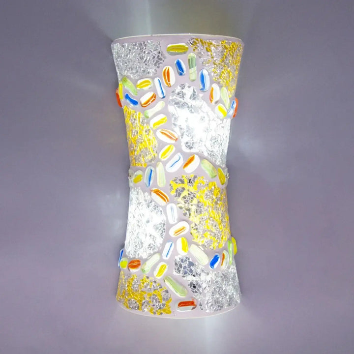 Applique murale cylindrique en verre translucide avec mosaïque de perles colorées sur fond argenté craquelé
