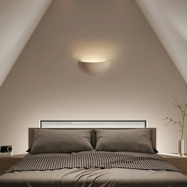 Applique murale ndi hasa avec design incurvé minimaliste ton chaud idéale pour zone d’éclairage chambre à coucher