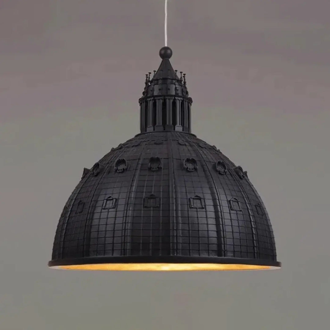 Suspension luminaire roomlumi noire en forme de dôme avec détails architecturaux et lumière dorée pour salle à manger