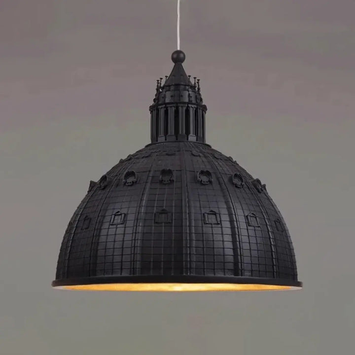 Suspension luminaire roomlumi noire en forme de dôme avec détails architecturaux et lumière dorée pour salle à manger