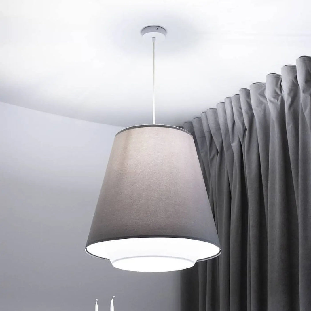 Suspension abat doplo avec abat-jour gris conique en tissu et anneau intérieur blanc design élégant