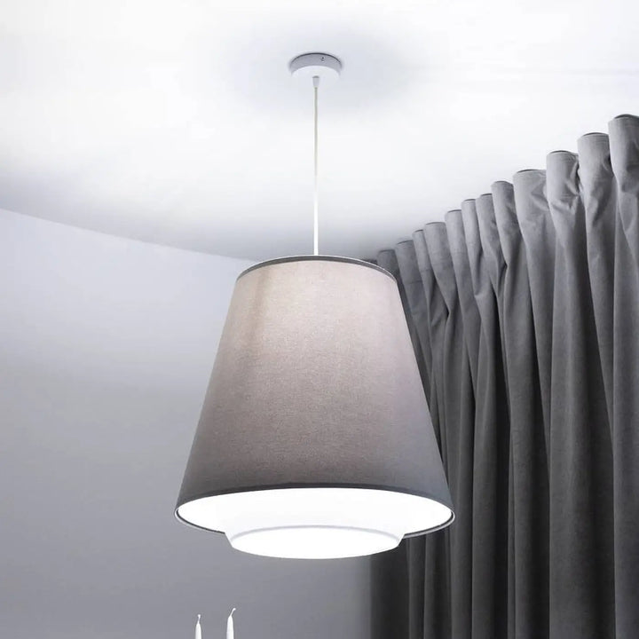 Suspension abat doplo avec abat-jour gris conique en tissu et anneau intérieur blanc design élégant