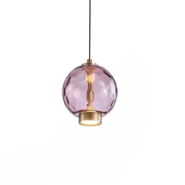 Suspension luminaire slira en verre soufflé violet texturé avec base et accroche en métal doré