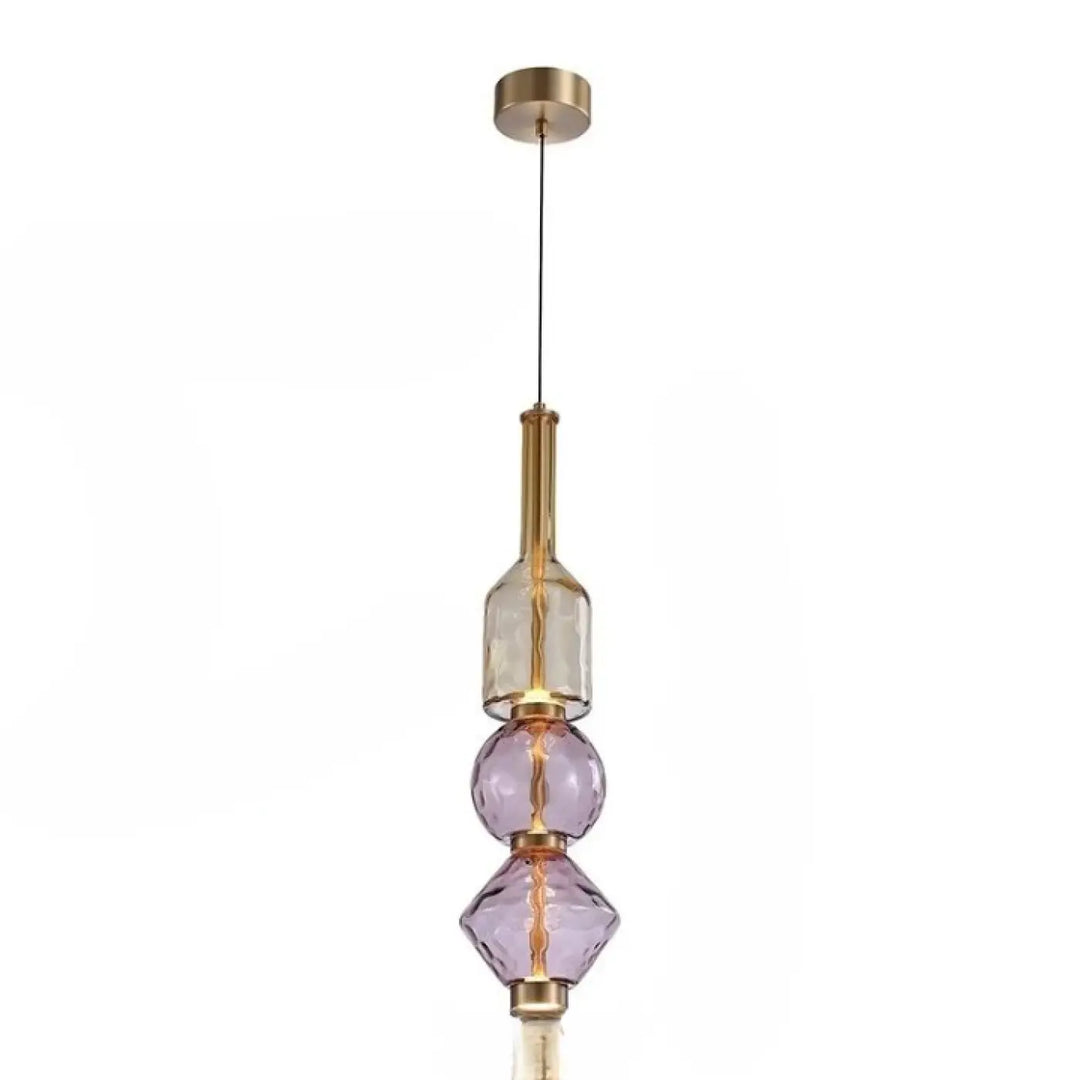 Suspension luminaire slira en métal doré avec trois orbes en verre soufflé violet et clair à éclairage chaud intégré