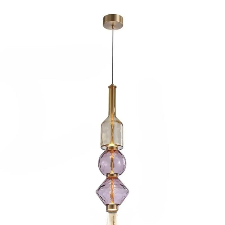 Suspension luminaire slira en métal doré avec trois orbes en verre soufflé violet et clair à éclairage chaud intégré