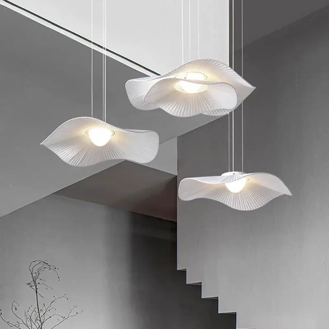 Suspension blanche ondulée en tissu plissé style organique moderne

