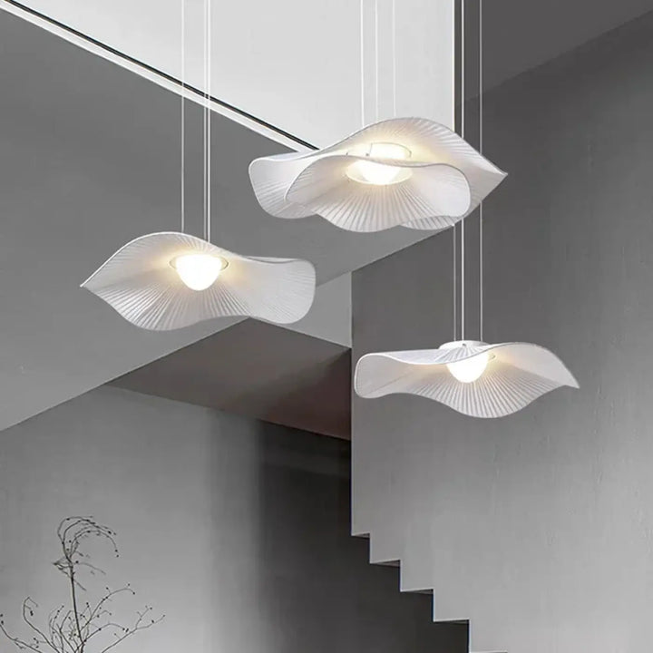 Suspension blanche ondulée en tissu plissé style organique moderne

