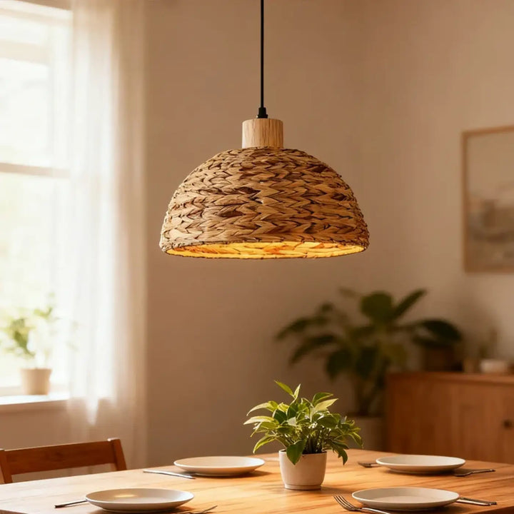 Suspension luminaire esmía en rotin tressé avec sommet bois naturel et corde noire pour une ambiance chaleureuse style bohème