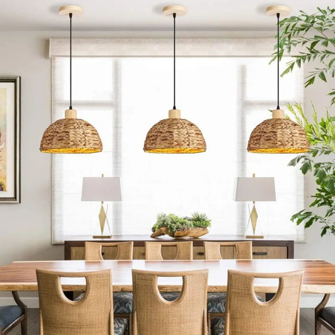 Trois suspensions luminaire esmia en osier tressé avec accents bois naturel pour une ambiance chaleureuse style bohème
