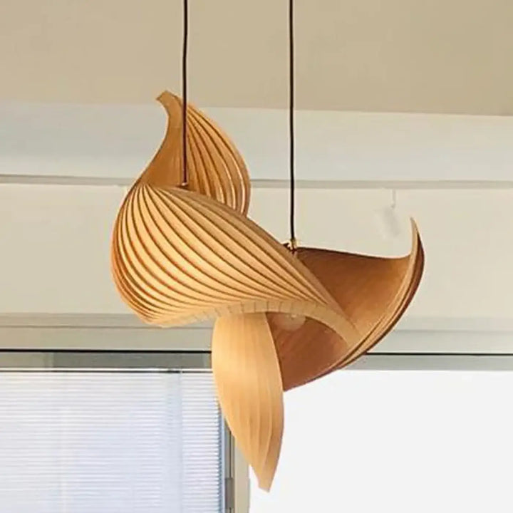 Suspension bois sculptural en forme torsadée élégante lumineuse