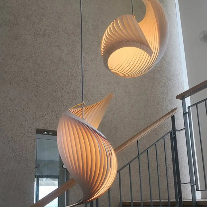 Suspension bois sculptural en forme torsadée élégante lumineuse