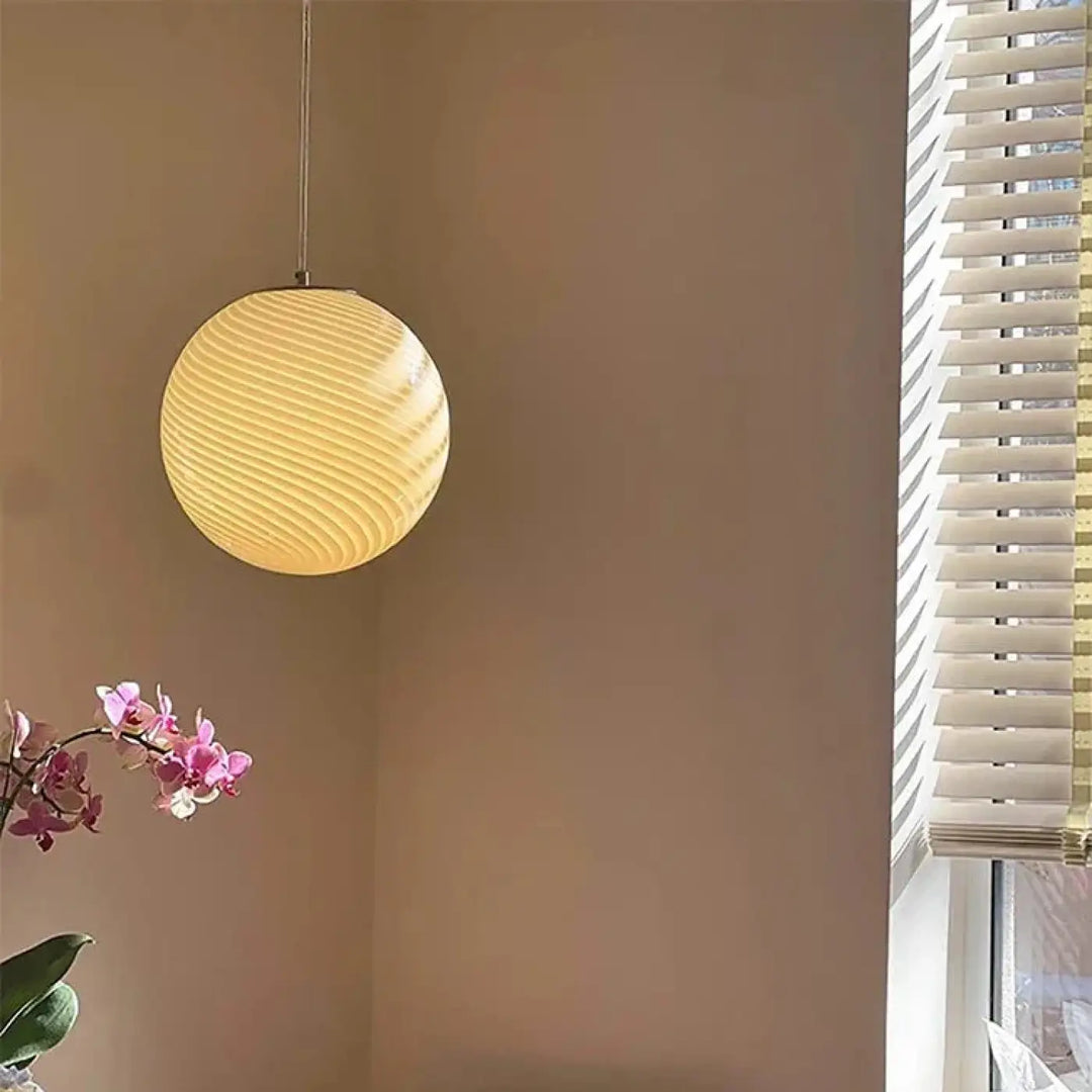 Suspension boule en verre design doux et contemporain chic