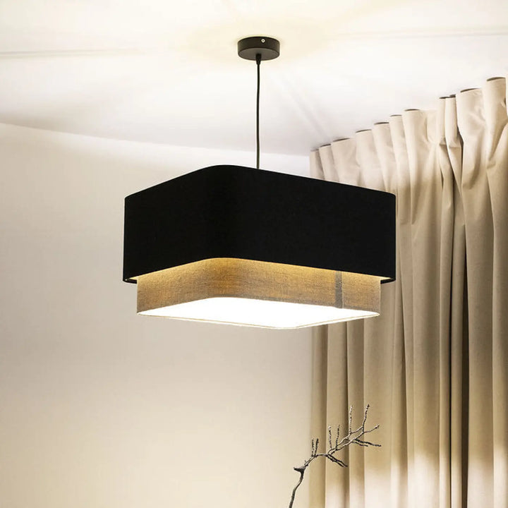 Suspension carrée noire kwadro duo avec textile raffiné beige et éclairage chaud diffusé