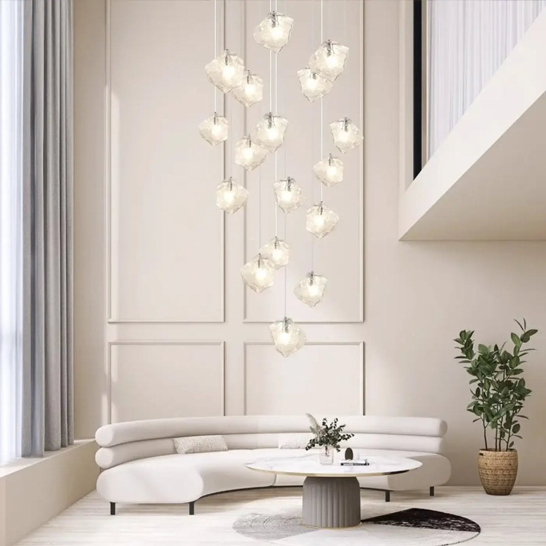 Suspension en cascade de boules transparentes lumineuses