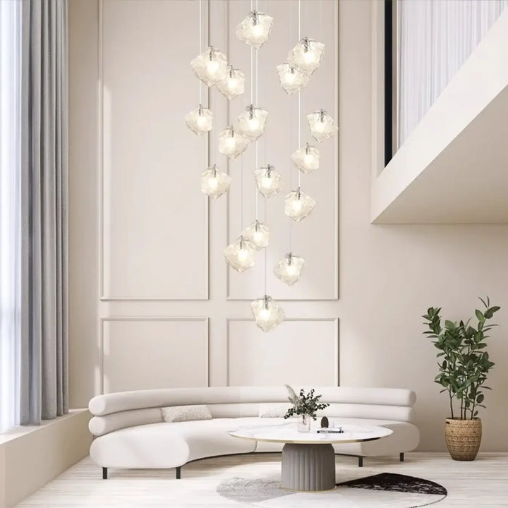 Suspension en cascade de boules transparentes lumineuses